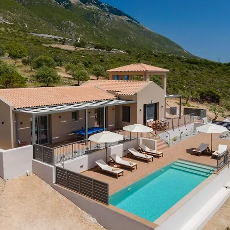 Katoikia Tria By Willa Simotáta